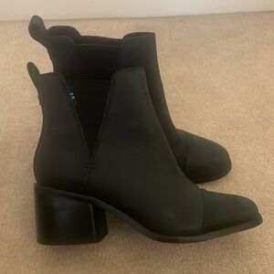 Women's TOMS Esme Black Leather Ankle Boots Booties Size 6.